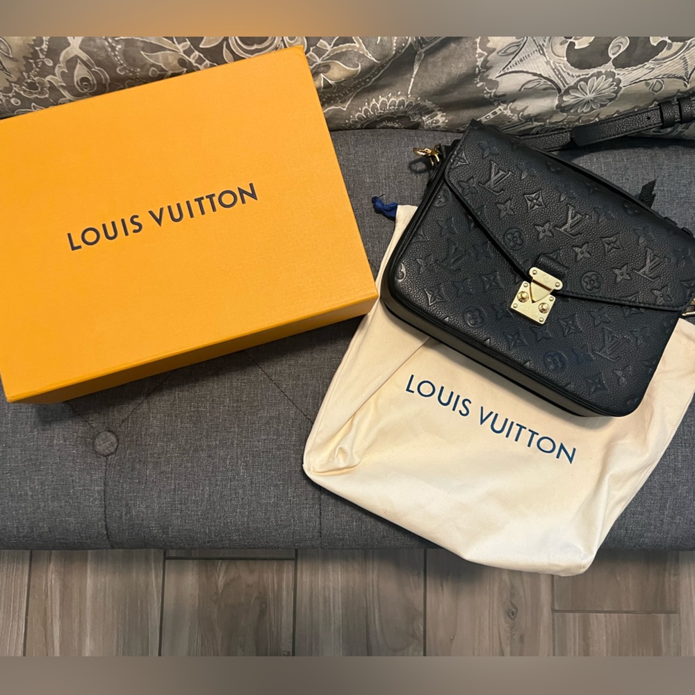 Louis Vuitton Pochette Handbag